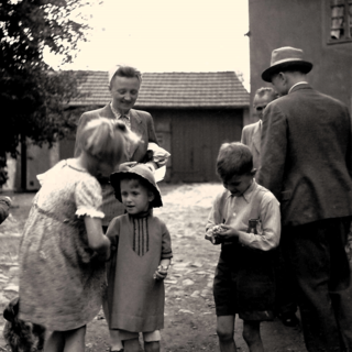 Die Kinder Christa, Gertrud und Hermann mit Hete und Heinrich Meyer.