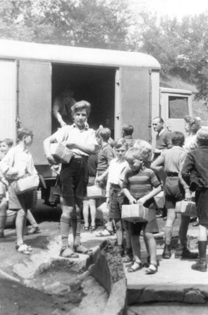 Kinder transportieren Pakete aus dem Wagen.