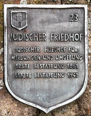 Tafel am Eingang des Friedhofs. Jüdischer Friedhof für Melsungen und Umgebung Erste Bestattung 1861. Letzte Bestattung 1941.