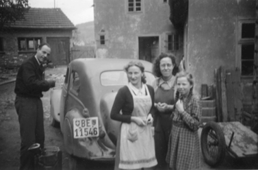 Drei junge Frauen (2. v. r.: Jetti Ochsenbein) stehen in der Walkemühle vor einem Auto eines Mannes aus Bern.