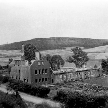 Die alte Mühle. Das Lehrgebäude wurde beim Vormarsch der amerikanischen Truppen am 1. April 1945 von den Nazis selbst in Brand gesteckt.